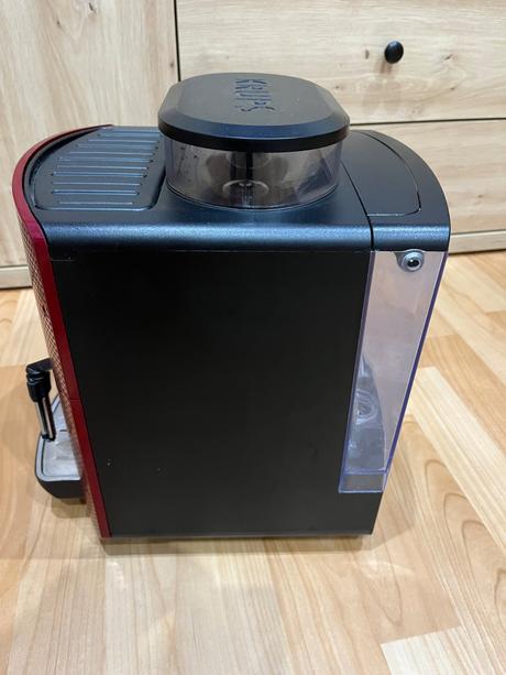 Predám automatický kávovar krups ea81 bordový, krups