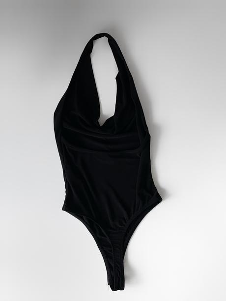 Halterneck body s padavým nariaseným výstrihom, bershka,xs