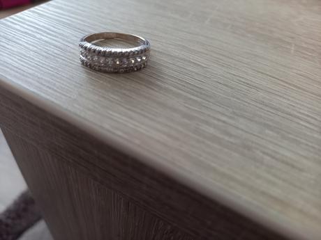 Strieborný prsteň s kamienkami, 