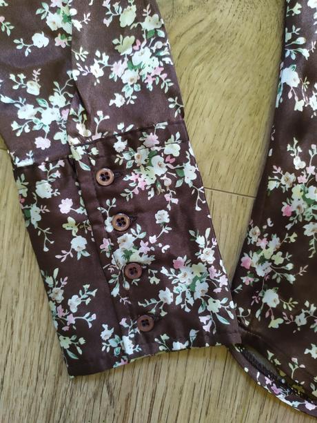 Saténová blúzka, 38