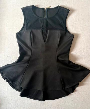 Elegantný čierny peplum top, s