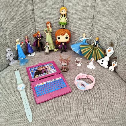 Zbierka figúrok frozen + polly pocket grátis,