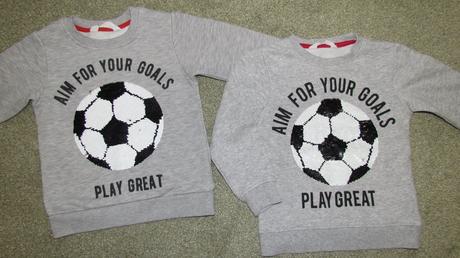 Mikiny s meniacou loptou pre dvojičky 104, 104