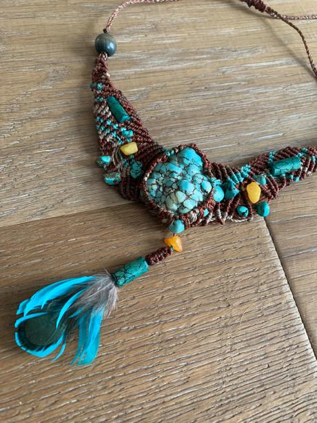 Náhrdelník macrame hnedý s pierkom, 