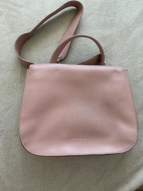 Pudrova kabelka coccinelle, coccinelle