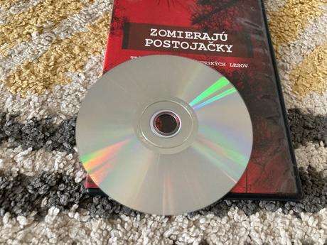 Dvd zomierajú postojačky,