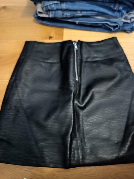 Čierna koženková sukňa, h&m,32
