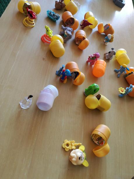 Kinder hračky - kompletné,