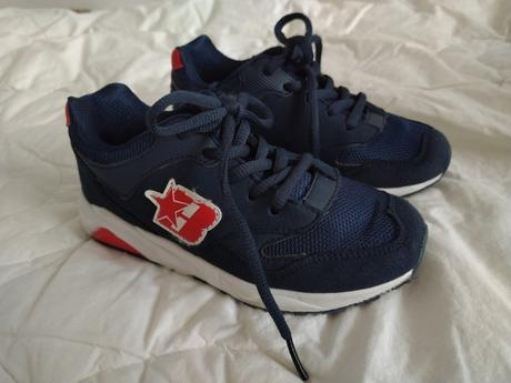 Tmavomodré tenisky, 29