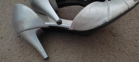 Strieborné lodičky, 39