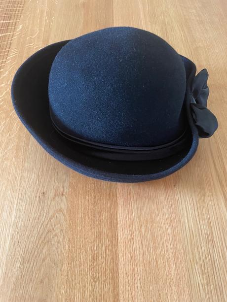 Čierny klobúčik 55 cm obvod,