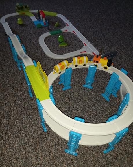 Vlacikovu drahu s vlacikom. vlacik ide na 2x 1,5v, 