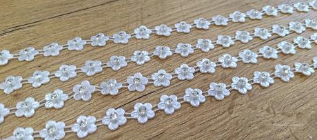 Lemovka - 12 mm - kvet - smotanová - cena za 10 c,