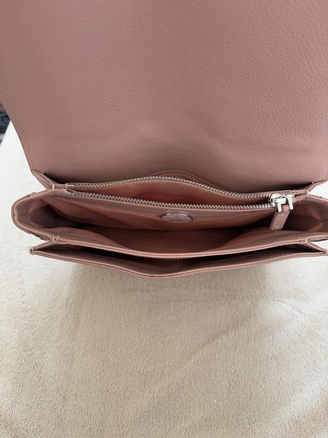 Pudrova kabelka coccinelle, coccinelle