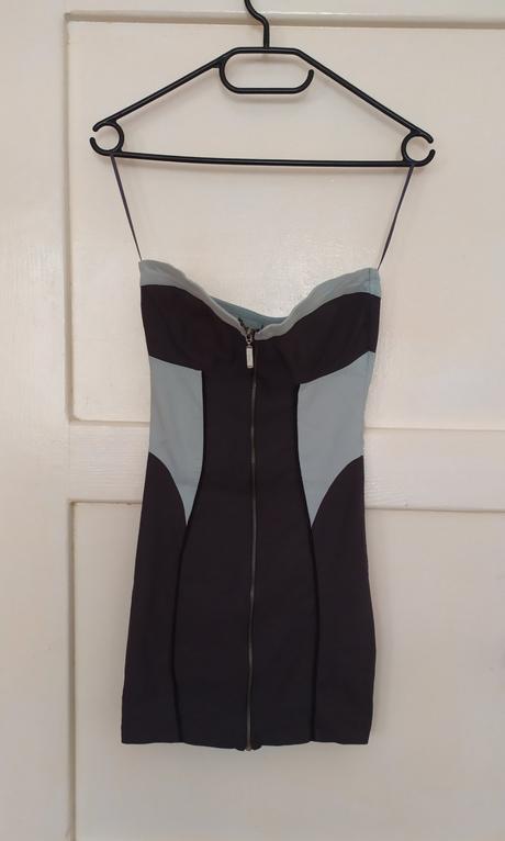 Krátke obtiahnuté šaty na zips, s