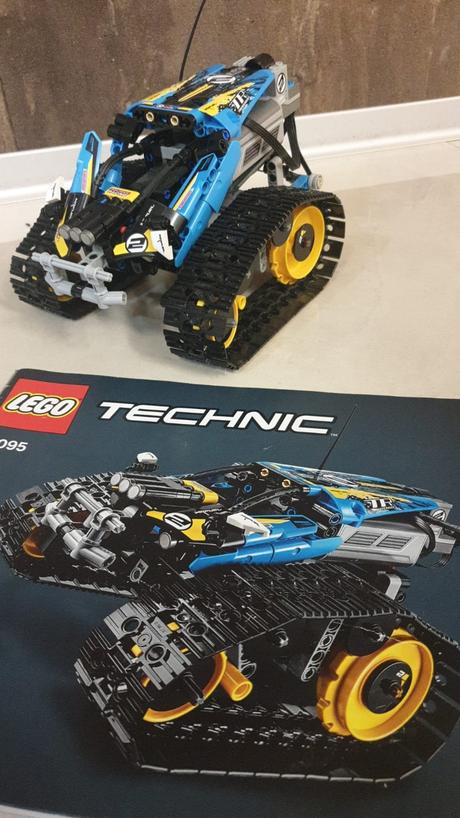 Lego technic 42095 - pretekárske auto s dialkovým, 