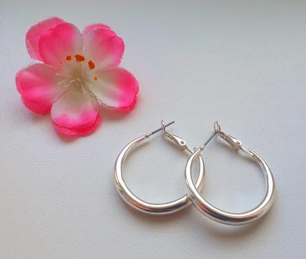 Náušnice striebornej farby, 