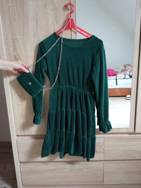 Zamatové šaty, 128