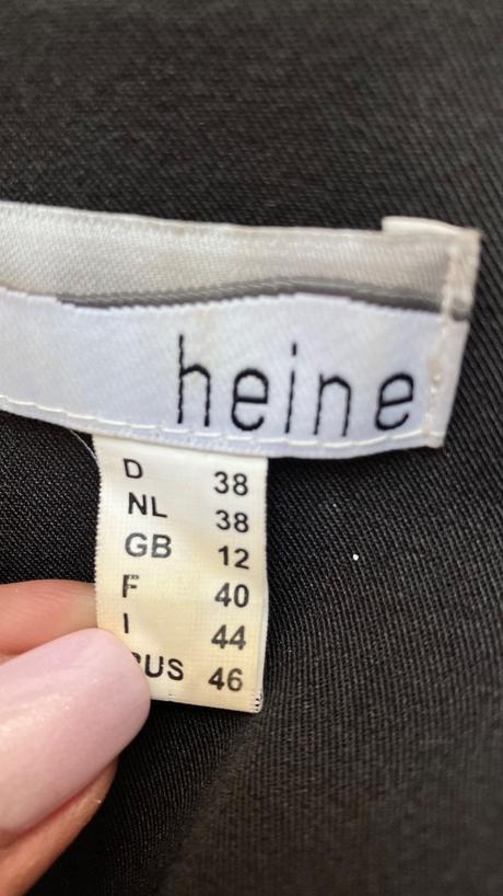 Čierne šaty s výstrihom heine (38), m