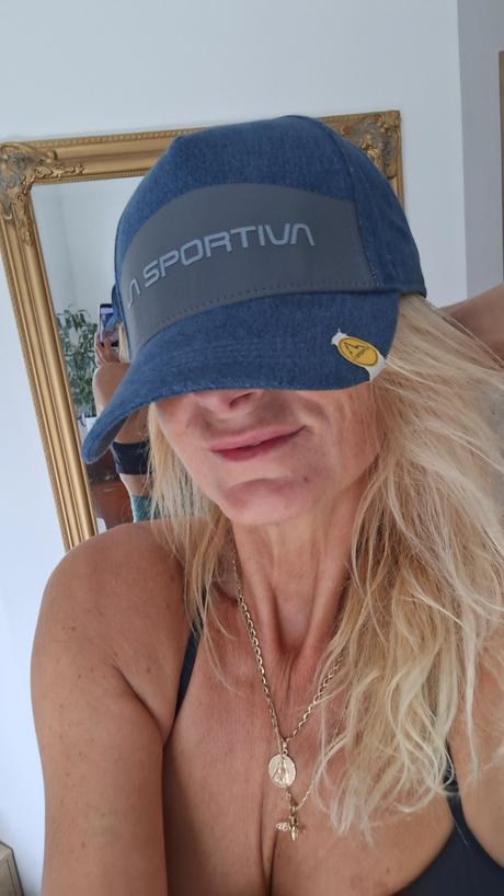 La sportiva šiltovka, s