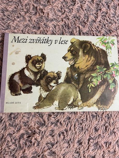 Krásne staré retro leporelo mezi zvířátky v lese,