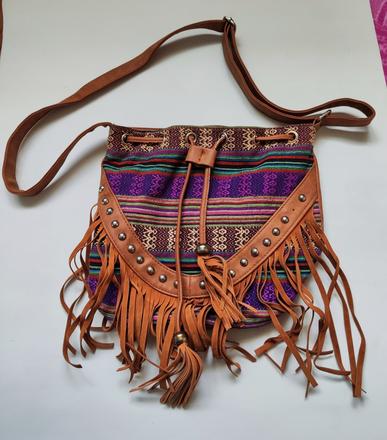 Etno kabelka so strapcami, 
