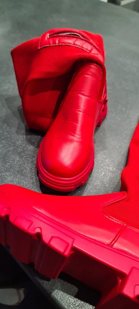 Červené čižmy, 40