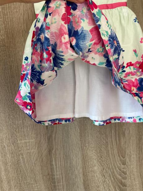 Roztomilé šaty, 98