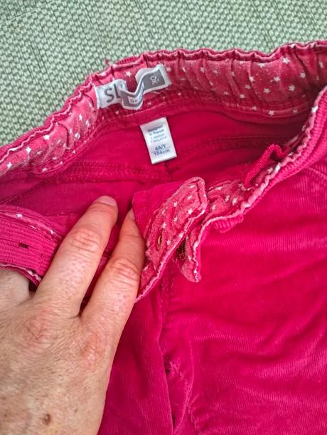 Mencestrove nohavice, 104