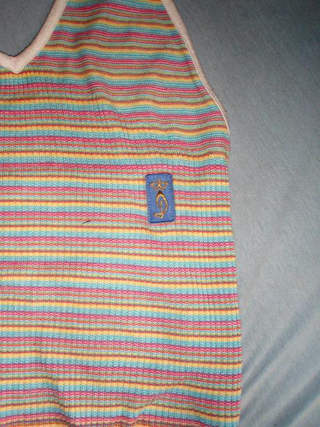 Zaujímavé páskované farebné tieločko, s