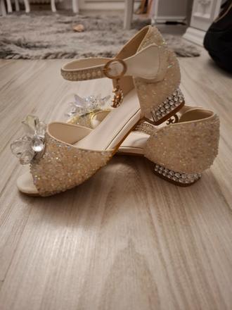 Nádherné sandálky, 32