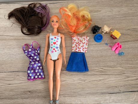 Barbie bábika s vymeniteľnými parochňami, oblečení, 