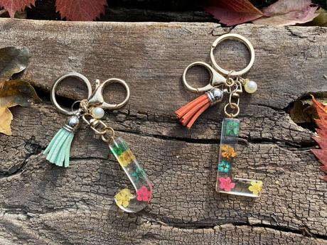 Ručne vyrobené živicové kľúčenky, 