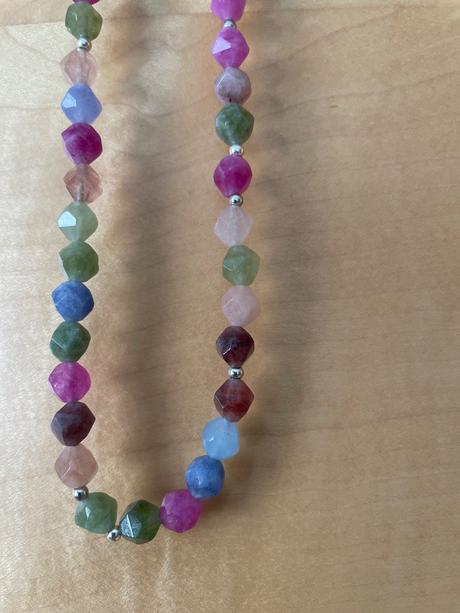 Nahrdelnik z farebnych koralok, 