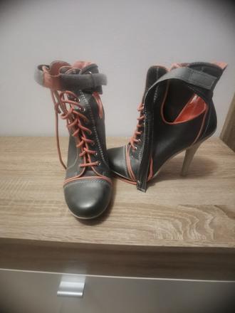 Extravagantné topánky, 38