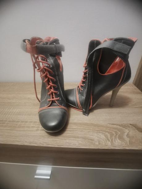 Extravagantné topánky, 38