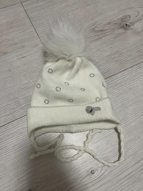 Biela zimná čiapka s huňatým brmbolcom, ajs,42