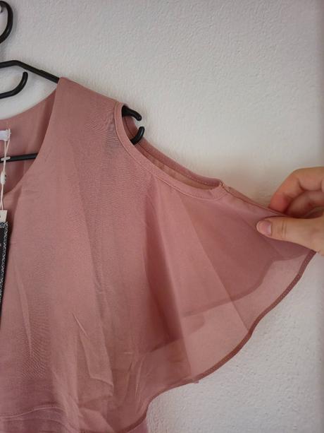 Púdrovo ružové mini šaty s volánom cez plecia, m