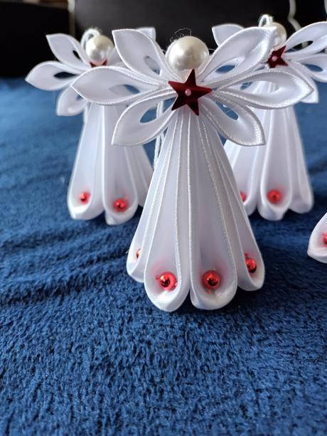 Biele anjeliky s červenymi ozdobami, 