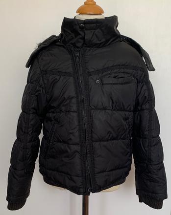 Čierna vetrovka s kapucňou, 128