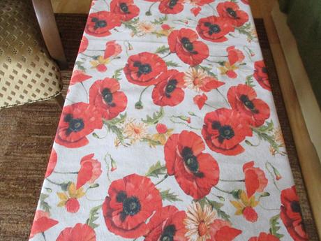 Obrus maky na svetlosivej,