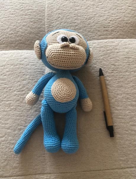 Háčkovaná modrá opica,