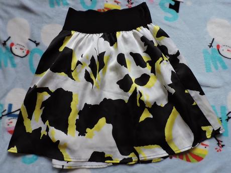 Biela sukňa s farebnými fliakmi, amisu,s