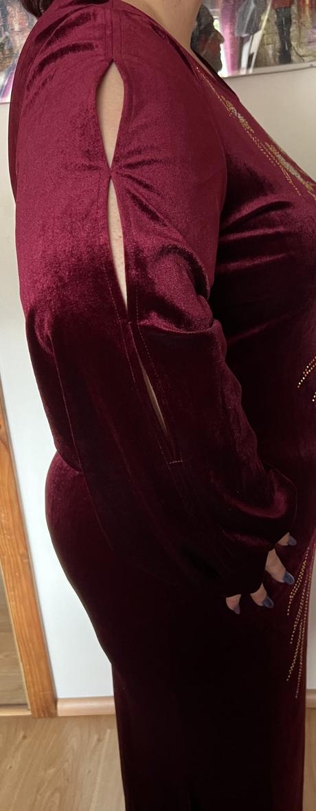 Bordové spoločenské šaty, 48