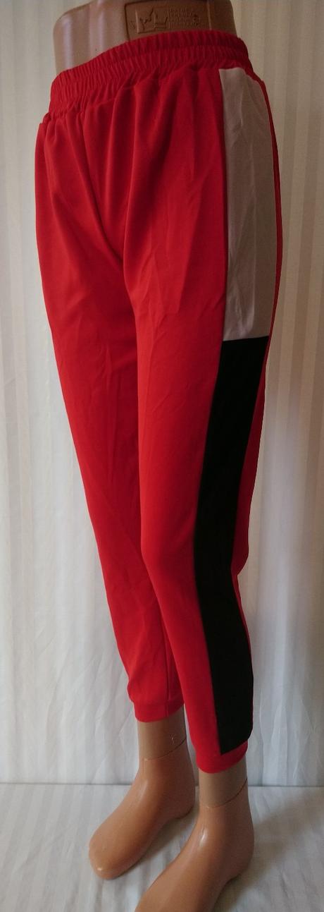 Červené tepláky s čierny a bielym pásikom, s