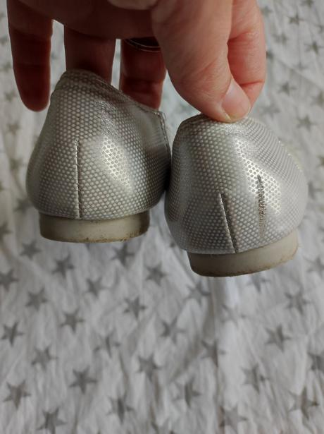 Strieborné balerinky, 33