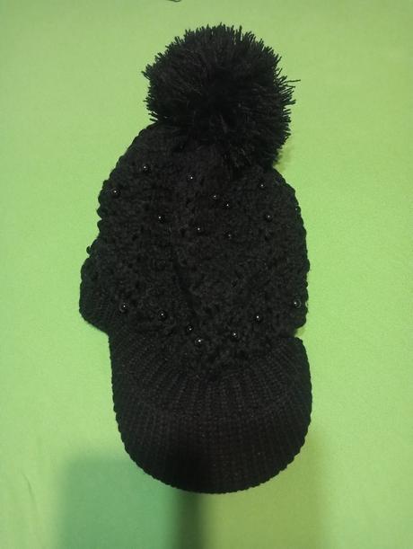 Pletená zimná čiapka si šiltom,