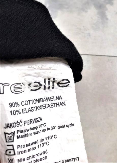 Tielko so striebornou aplikáciou, s