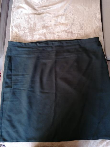 Nadrozmerná puzdrová sukňa., 62