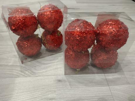 Veľká zbierka červených vianočných ozdôb,